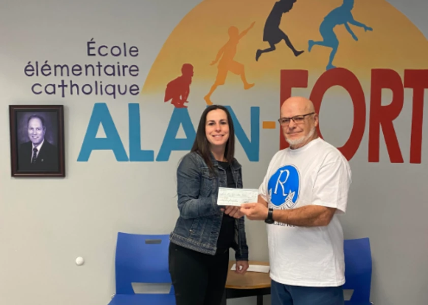 remise d'un chèque à une fondation