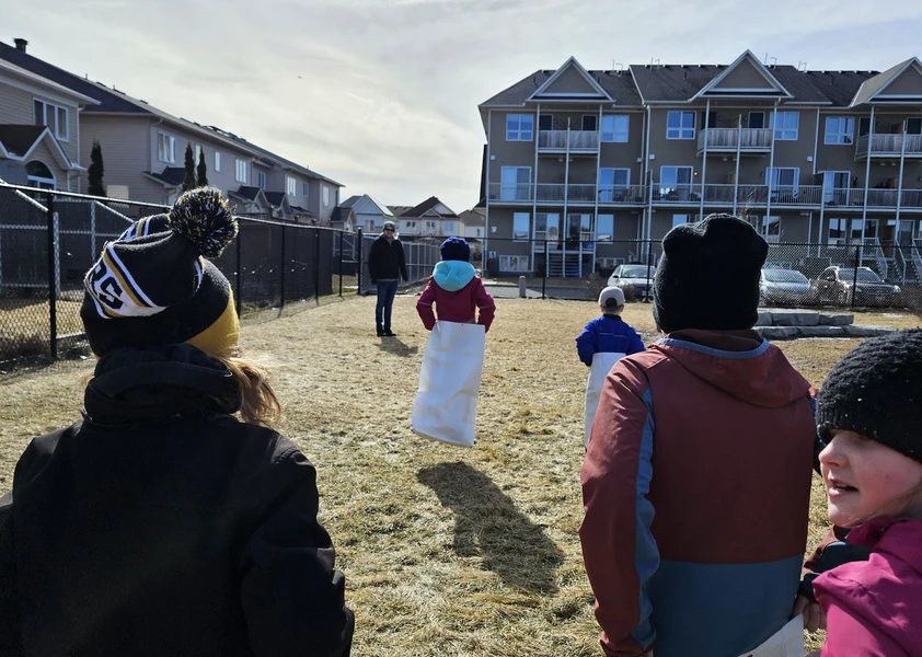 compétition de sauts dans des sacs à patates