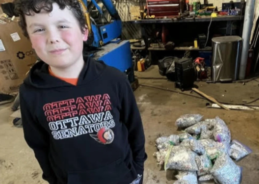 Zackary et les languettes qu'il a accumulées pour une bonne cause!