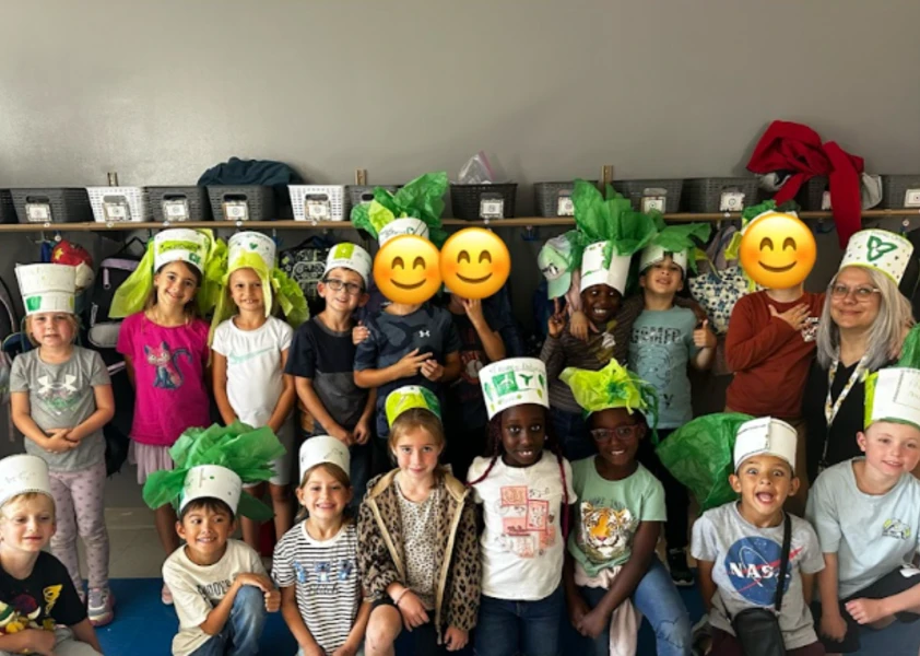 Photo d'un grand groupe d'élèves pour célébrer la Journée des Franco-Ontariens et Franco-Ontariennes.