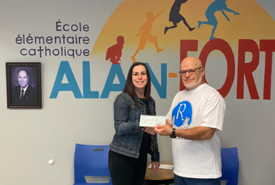 remise d'un chèque à une fondation