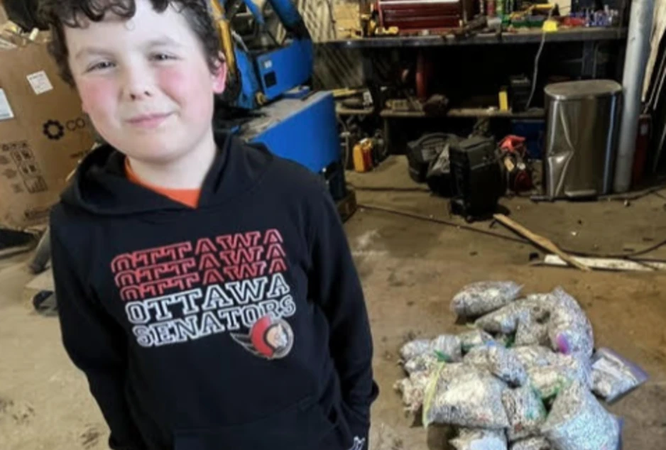 Zackary et les languettes qu'il a accumulées pour une bonne cause!
