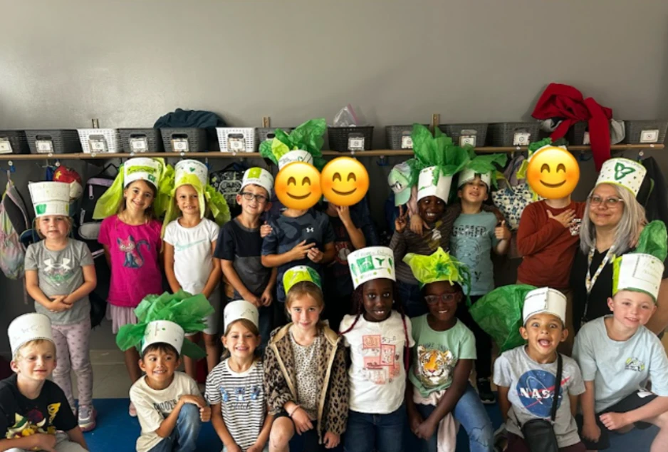 Photo d'un grand groupe d'élèves pour célébrer la Journée des Franco-Ontariens et Franco-Ontariennes.