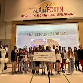 chèque remis par l'école de plus de 2100$ à la Fondation Montfort