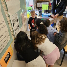 Un ami de la classe explique le cycle de vie des larves et se fait filmer par l'équipe des Communications du CECCE!