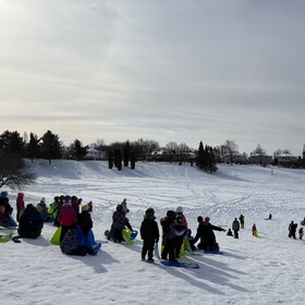 les élèves glissent à l'extérieur l'hiver