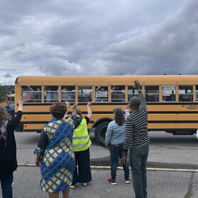Dernière journée d'école, le personnel dit aurevoir aux élèves dans les autobus scolaires