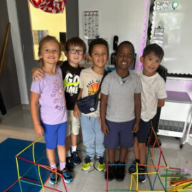 Petits travaux d'équipe entre 5 élèves pour s'entraider à l'école